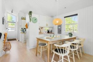 JerupにあるTV1446-Jerup-Bugten-30の部屋にテーブルと椅子のあるキッチン +13枚の写真