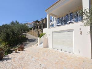 Casa blanca con garaje y entrada en Villa in Finikounta near Sandy Beach, en Finikounta 32 fotos más