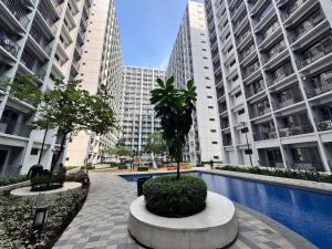 Bazén v ubytování Room 1102 Cozy Fully Furnished Condo in Shore 2 Residences near Airport by Prime Stay MOA nebo v jeho okolí