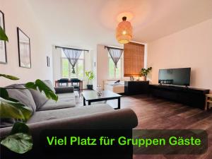 TV/trung tâm giải trí tại Apartmenthaus am Dom - Zentrum & Ruhige Lage, Perfekt für Business Trip, Auch für Familie, Viel Platz mit Küche