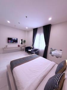 Μια τηλεόραση ή/και κέντρο ψυχαγωγίας στο The Luxury Hotel +18 φωτογραφίες