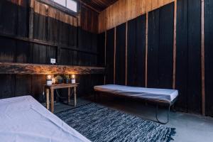 Camera in legno con letto e tavolo di Dwarsvlei Venue - Camping & Stables a Middelburg