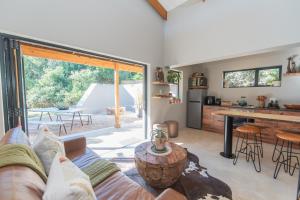 Η κουζίνα ή μικρή κουζίνα στο Weaver's Nest Cottage - Nature Escape