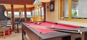 a billiard table in a train room with a pool table at Ferienhaus am Seeblick Grill, Garten, Billiard, Dart, Bike, Sauna ww-Seeblick in Driedorf