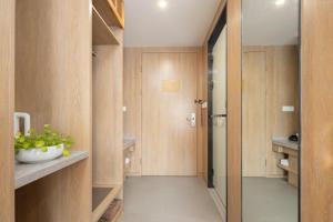 Un pequeño baño con paredes de madera y un pasillo. en 智尚酒店杭州西湖湖滨浙一店, en Hangzhou