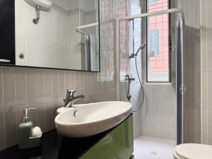 Un baño con lavabo, inodoro y espejo. en San Pietro Apartment Vatican 5 min Walk, en Roma 12 fotos más