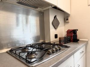 Una cocina con un horno de estufa en una cocina en San Pietro Apartment Vatican 5 min Walk, en Roma