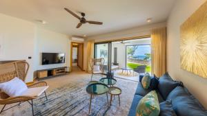 una sala de estar con un sofá y sillas en Pointe d'Azur Beachfront Homes - Pereybere, en Grand Baie