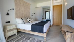 Un dormitorio con una cama grande con cabecero de madera. en Pointe d'Azur Beachfront Homes - Pereybere, en Grand Baie 22 fotos más