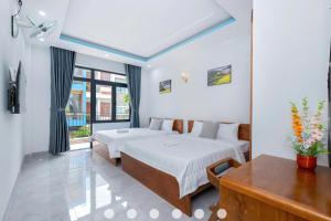a hotel room with two beds and a window at Nhà Phố Hồ Bơi Bãi Sau Gần Biển in Vung Tau +19 photos
