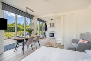 ein Esszimmer und ein Wohnzimmer mit Tisch und Stühlen in der Unterkunft Mereveld Studios in Utrecht