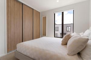 Postel nebo postele na pokoji v ubytování The fern - Boutique Mount Albert Townhouse