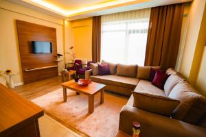 a living room with a couch and a table at Düzce Derdin Termal Resort & Spa in Duzce
