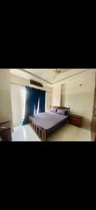 En eller flere senge i et værelse på Awais real estate