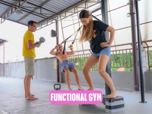 甲米镇派科上酒店的一名女子和一个男孩站在一个功能性健身房的顶部。 更多27张照片