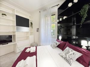 Un dormitorio con una cama blanca y una ventana grande. en San Pietro Apartment Vatican 5 min Walk, en Roma