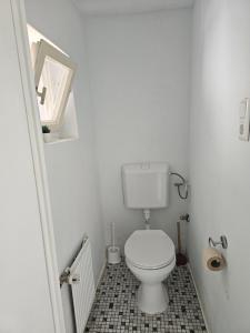 Koupelna v ubytování Große Ferienwohnung mit Küche in Besigheim + 4 fotografie