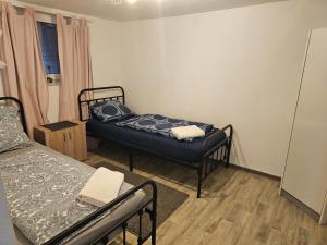 Postel nebo postele na pokoji v ubytování Große Ferienwohnung mit Küche in Besigheim