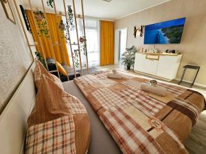 a bedroom with a large bed in a room at Modernes Wohlfühl-Apartment mit Stil in Mülheim an der Ruhr
