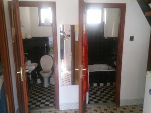 W łazience znajduje się toaleta, wanna i umywalka. w obiekcie Balatonszemes Nyaraló w mieście Balatonszemes