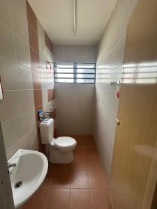 a bathroom with a toilet and a sink at Singgah homestay in Gua Sai