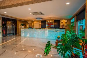 a lobby of a hotel with a reception counter at Düzce Derdin Termal Resort & Spa in Duzce