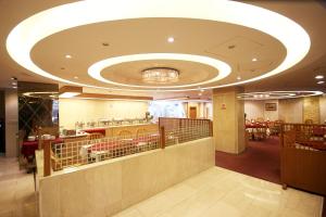 a restaurant with a large circular ceiling in a restaurant at Seoul Rex Hotel in Seoul