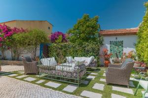 eine Terrasse mit Korbmöbeln im Hof in der Unterkunft Perfect To Relax in Algoz