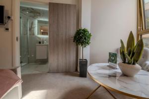 a living room with a table and a shower at Luxe London Retreat in London