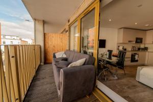 a living room with a couch on a balcony at Luxe London Retreat in London +81 photos