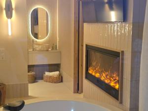 サンティリャーナ・デル・マルにあるNiditas PREMIUM SUITES & SPAのバスルーム(暖炉、バスタブ付) +56枚の写真