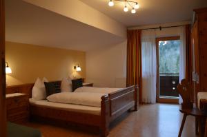 מיטה או מיטות בחדר ב-Haus Salvenmoser