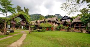 ein Haus mit einem Rasen davor in der Unterkunft Ba be farmstay in Ba Be18