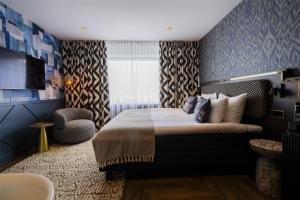a hotel room with a bed and a window at City Hotel Haarhuis, World Hotels Crafted Collection in Arnhem +58 photos