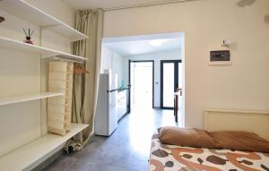 una camera da letto con un letto e un frigorifero di Stunning Apartment In Chioggia With Wifi a Chioggia