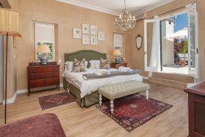 Ένα ή περισσότερα κρεβάτια σε δωμάτιο στο Franschhoek villa +27 φωτογραφίες
