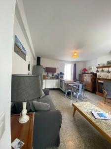 una sala de estar con un sofá y una mesa en Le Petit Noirda, en Audresselles 18 fotos más