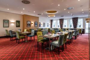 a dining room with tables and chairs at Best Western Plus Hotel St. Raphael in Hamburg