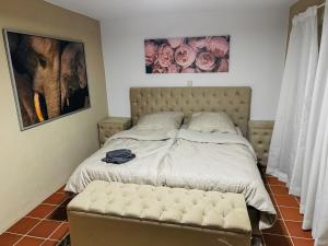 a bedroom with a bed and a bench in it at RheinOase mit Garten für Familien & Gruppen in Koblenz +1 photo