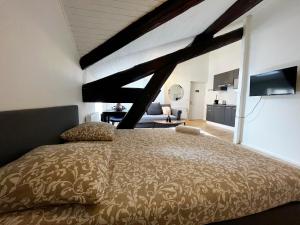 Un dormitorio con una cama grande en una habitación. en POLKE - appartement 3 personnes - check in h24 - wifi, en Lyon