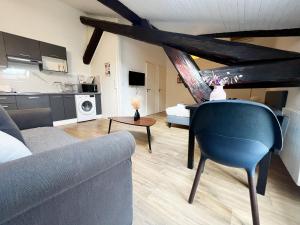 una sala de estar con un sofá y una mesa en POLKE - appartement 3 personnes - check in h24 - wifi, en Lyon
