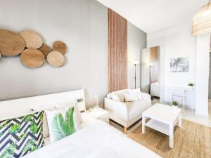 ラス・アル・ハイマにあるCozy Studio in Royal Breeze Al Hamraの白いリビングルーム(白いソファ、テーブル付)