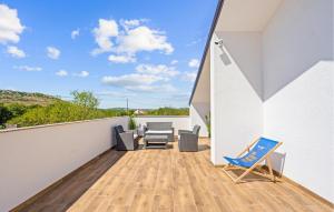 Rõdu või terrass majutusasutuses Cozy Apartment In Dragisici With Wifi