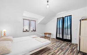 Voodi või voodid majutusasutuse Cozy Apartment In Dragisici With Wifi toas