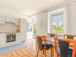 a kitchen and dining room with a table and chairs at Stilvolle Gartenwohnung im Villenviertel Villachs in Villach