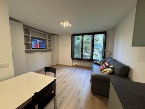 TV a/nebo společenská místnost v ubytování 077 Moderno monolocale, Giustino + 8 fotografií