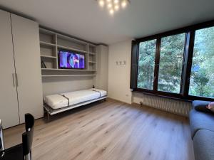 TV a/nebo společenská místnost v ubytování 077 Moderno monolocale, Giustino
