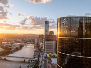 Una vista de una ciudad con un río y edificios. en Queen's Wharf 1B+Study, en Brisbane