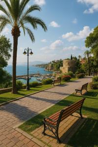 eine Reihe von Bänken in einem Park mit einer Palme in der Unterkunft Maxihomes Near Hadrian Gate & Beach, with Sea Views in Antalya