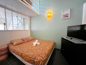 ヴィルールバンヌにあるPalm - appartement 5 personnes - check in h24 - wifiのぬいぐるみが置かれたベッドのある寝室 +5枚の写真